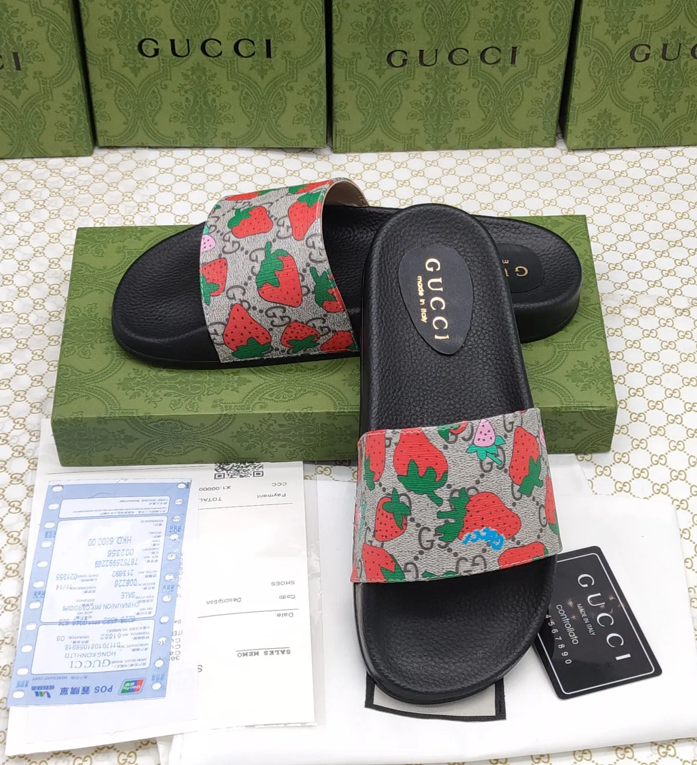 👟👟Ex-factory price 220👟👟 Couple model 🎗Gucci "Gucci" slippers, a much-anticipated one, so beautiful that it will melt your hearts❤,! It is simply a masterpiece of extraordinary craftsmanship. It is a must-have for everyone. It is made by open molding. The foot feels Q-elastic and super soft. The upper foot is super delicate. Size number (35~47), exclusive model, with many layouts, there is always one you like🎉🎉